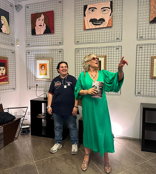 18Annarita Campo mostra i quadri a Laura Sorel1
