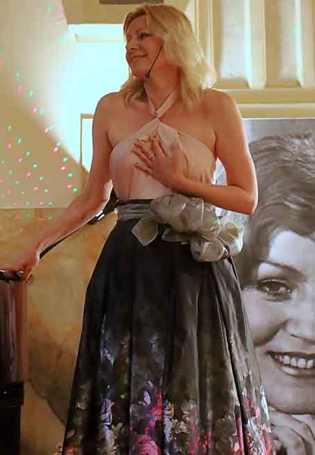18Natalia Simonova in scena abito di QueenMoodCouture di Sladana Krstic Foto By Marco De Gergori