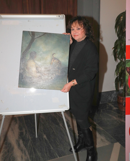 19Adriana russo con il quadro di suo padre