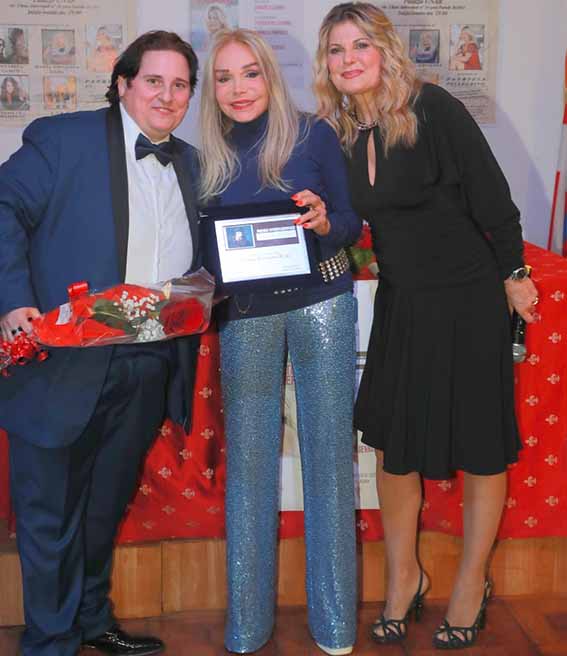 20Annarita Campo Maria Giovanna Elmi col premio e Patrizia Pellegrino