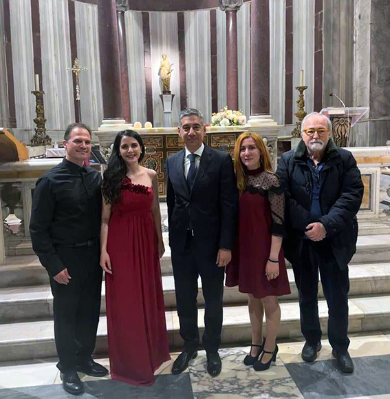 20Da sx soprano e chitarrista Ambasciatore Christofides Presidente Istituto Pilafa George Labrinopoulos2