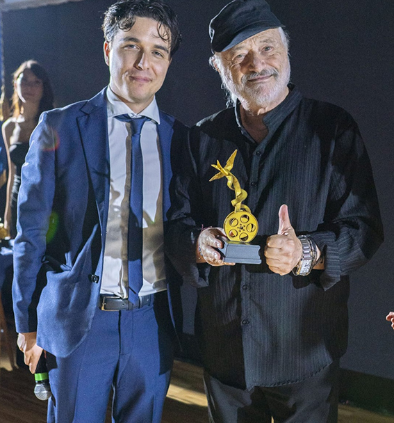 20Direttore Federico Paolini premio alla carriera ad Amedeo Minghi1