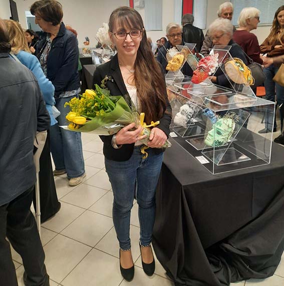 20Ombretta Luciani davanti alcune sue opere