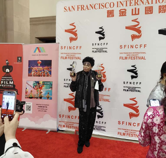 20Wardal al photocall con i premi vestito da Antonio Zaru