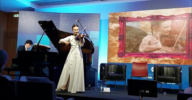 23Hildegard suona Méditation. Al piano Davide Ranaldi