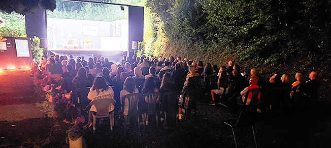 23Il numeroso pubblico assiste alla pièce