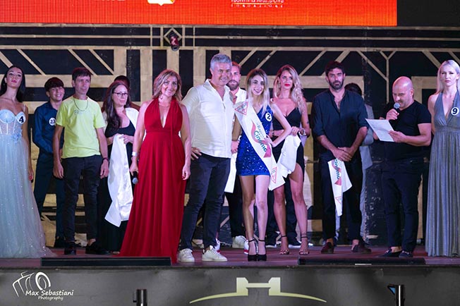 23Stefano Cigariniconsegna lafasciaad una Miss