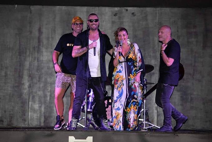 24Alessandro Liberini e la sua band sul palco con Carmen Morello2