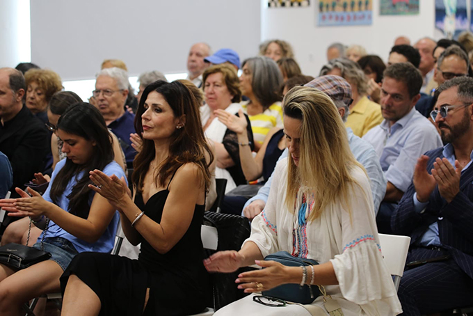 24Il pubblico applaude1