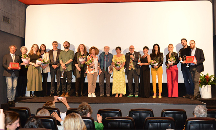 25Foto di gruppo con tutti i premiati la Direttrice della Roma lazio Film Commission Cristina Priarone e sindaci e assessori