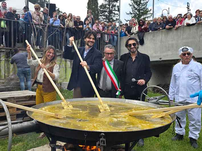 25Giulio BerrutiMargherita GranbassiSindaco e direttore artistico1