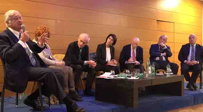 25Lautore ed i relatori in momento della presentazione