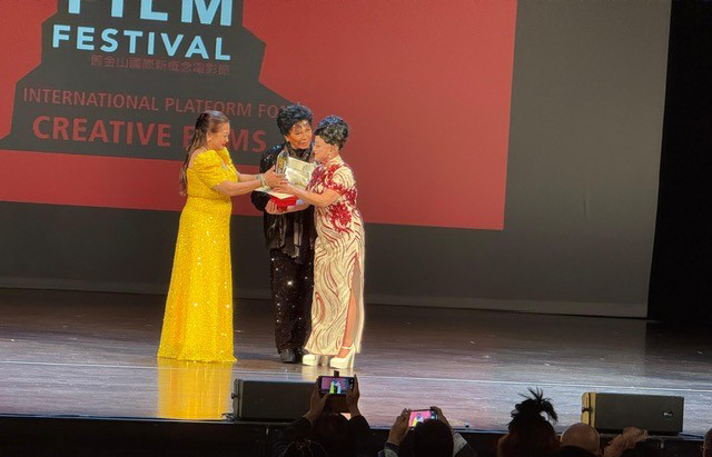 25Wardal premiato da Joanna Zang ed Elizabeth Nguyen Foto di Edgard Lòpez1