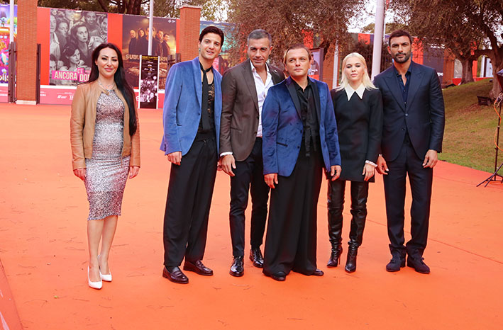 25sulredcarpet