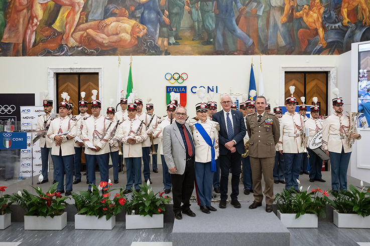 26FOTO FINALE CON PRESIDENTE FAIR PLAY ITALIANO PRESIDENTE EUROPE DEL FAIR PLAY E GENERALE ANGIUS LA FORMAZIONE DELLA BANDA ESERCITO ITALIANO PRESENTE AL SALONE SULLO SFONDO