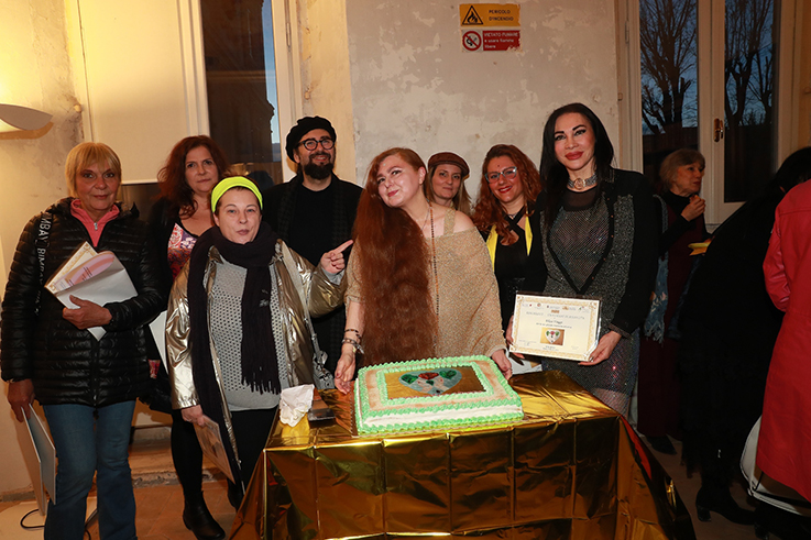 26Sara Pastore con i pittori del vernissage 