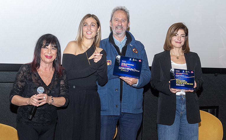 27Francesca Piggianelli con i premiati Lorenza e Luciano StellaBianca Nappi per la fiction Noi del Rione Sanità