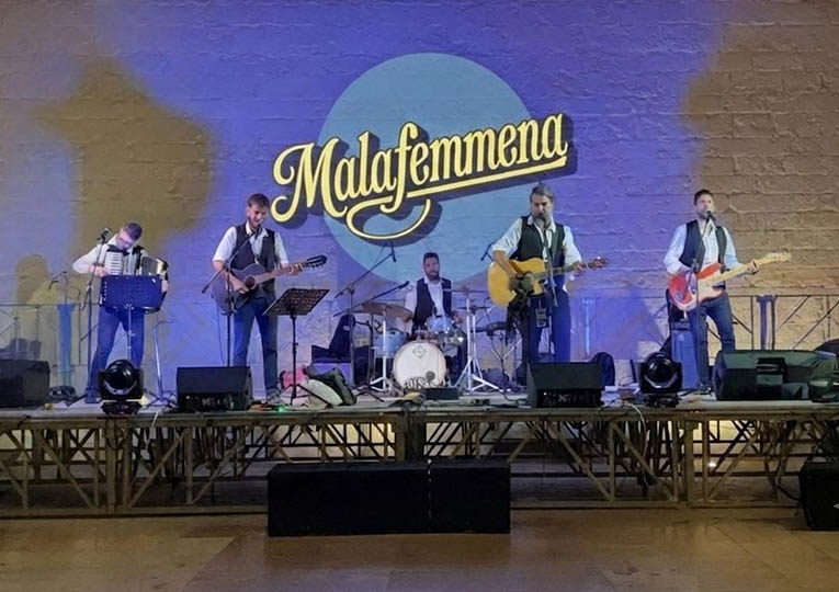 27Malafemmenaomaggio a Renzo Arbore e lOrchestra Italiana1