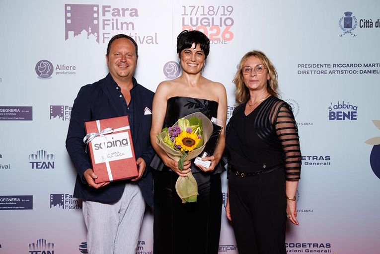 27Riccardo Martini Valeria Solarino e Roberta Cuneo sindaco Fara e presidente Provincia Rieti al Fara Film Festival
