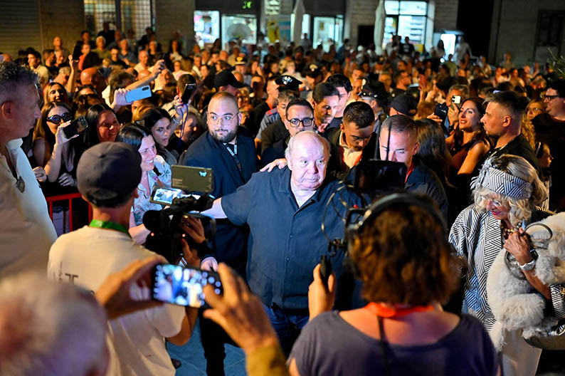 28Lino Banfi e pubblico4
