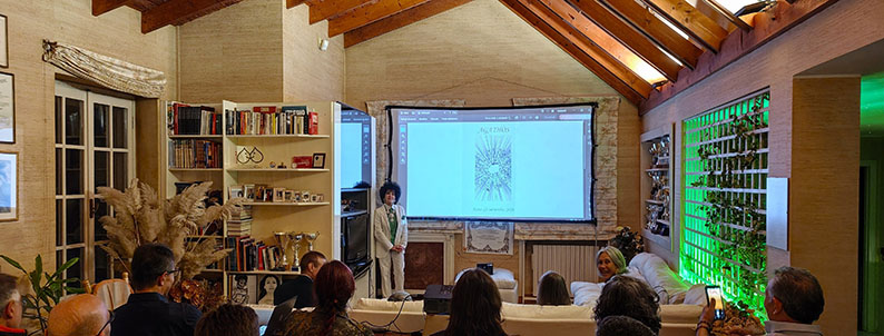 28Marina accanto allo schermo