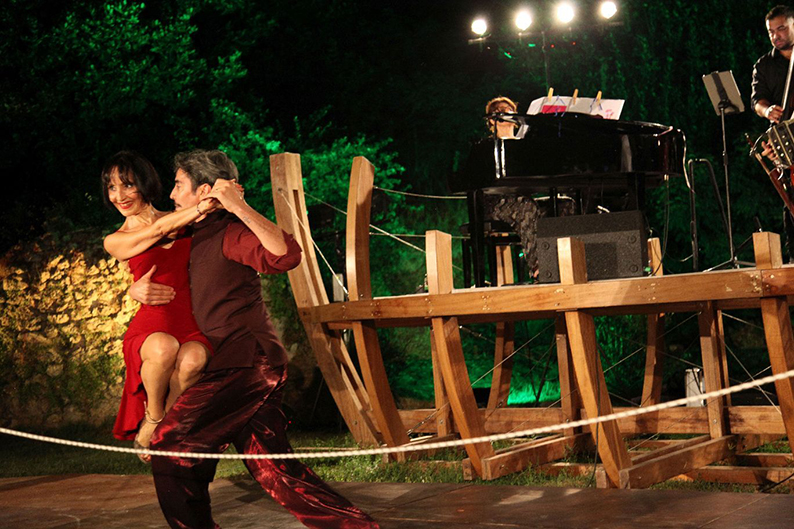 28TANGO RADICI ROSSO IN MOVIMENTO