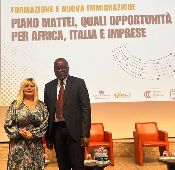 2o0La Prof.ssa Laura Mazza e lAmbasciatore della Repubblica del Congo