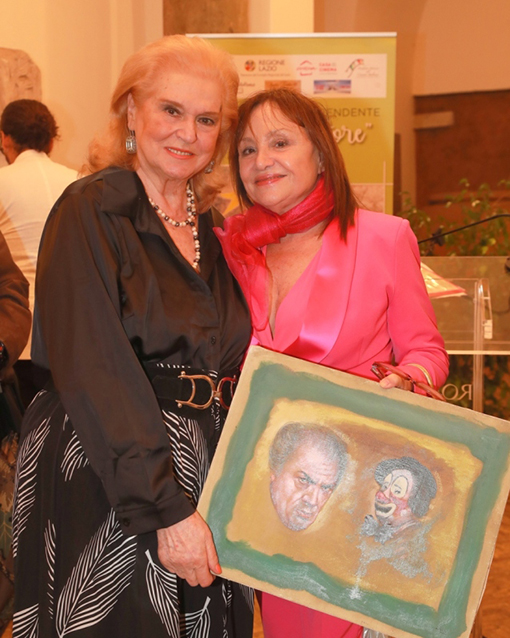ADRIANA RUSSO CON QUADRO E GINA ROVERE CONFERENZA STAMPA1