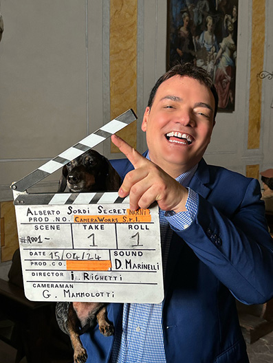 Igor Righetti regista e sceneggaitore del docufilm Alberto Sordi secret assieme al suo inseparabile bassotto Byron