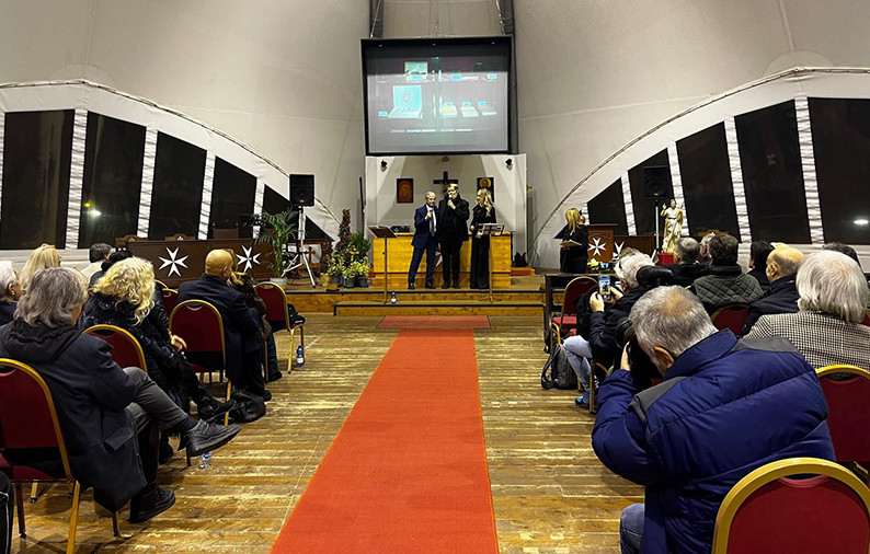 La tensostruttura gremita sul palco Giulio Alan Soul Todrani Alberto Festa Daniela Parrozzani e più a destra Barbara Baruffi1