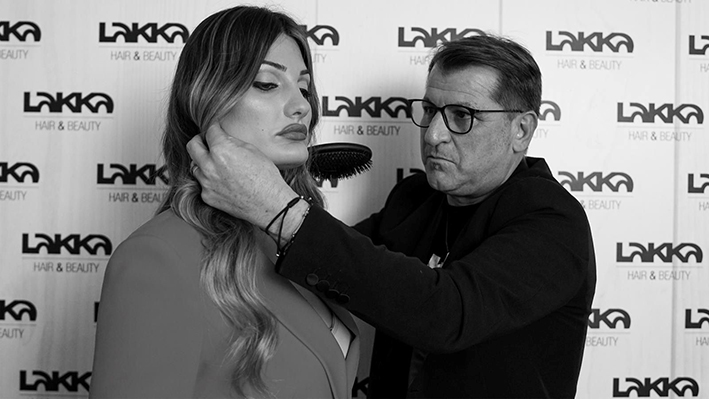 Lhairstylist Leno Romeo mentre acconcia una modella