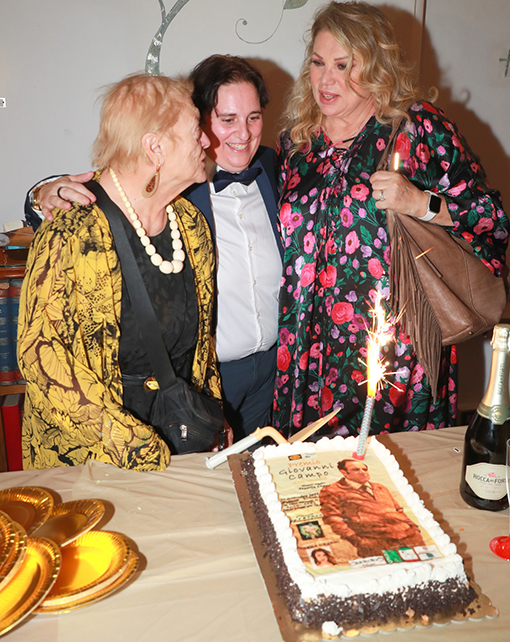 Marilena Avveduto Annarita Campo e Serena Grandi davanti la torta