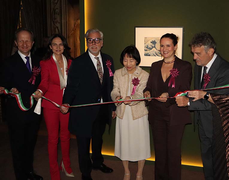 Taglio del nastro della mostra di Hokusai a Palazzo Bonaparte crediti Marco Nardo1